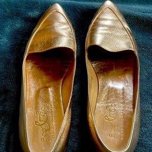 Pretty rose gold flats.